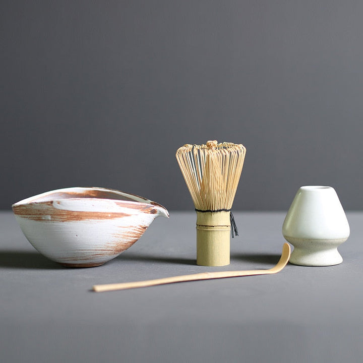 Detalle del batidor de bambú (chasen) para preparar té matcha, parte del juego completo.