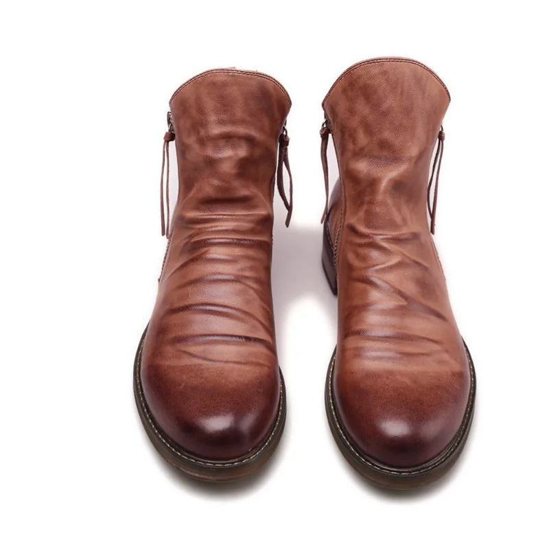Hombre vistiendo botas Chelsea elegantes, combinando confort y estilo casual. Calzado masculino versátil.