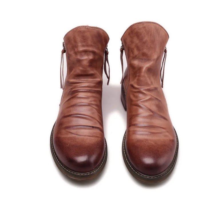 Hombre vistiendo botas Chelsea elegantes, combinando confort y estilo casual. Calzado masculino versátil.