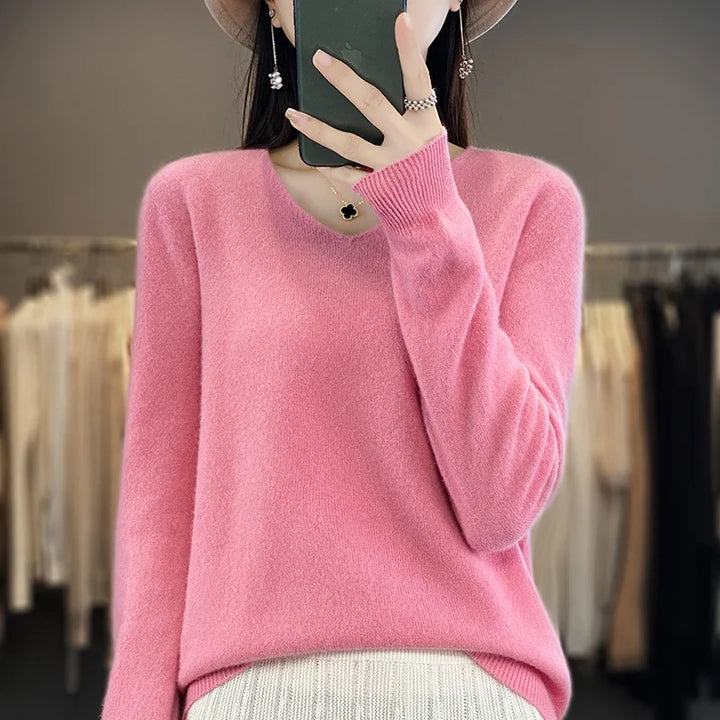 Pullover de mujer cuello V, suave y cálido, un básico de moda femenina.