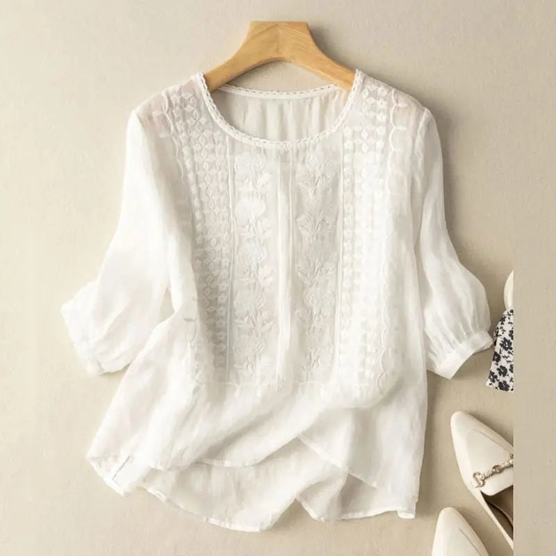 Moda femenina: blusa relajada con detalles de bordados artesanales. Escote V y manga larga. Perfecta para look casual.