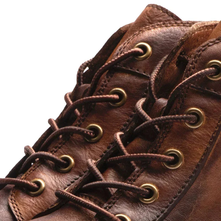 Moda masculina: botas de cuero negro para hombre, diseño elegante y acabado de lujo brillante.