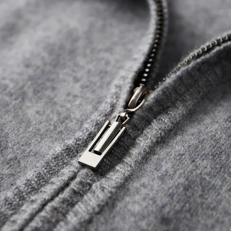 Cárdigan de hombre, diseño con cremallera y cuello alto. Ideal como abrigo de invierno o entretiempo.