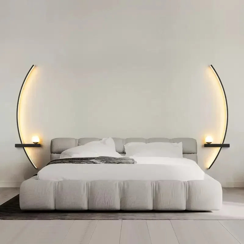 Aplique de pared LED moderno negro y oro. Iluminación bidireccional para ambiente cálido y decoración interior.