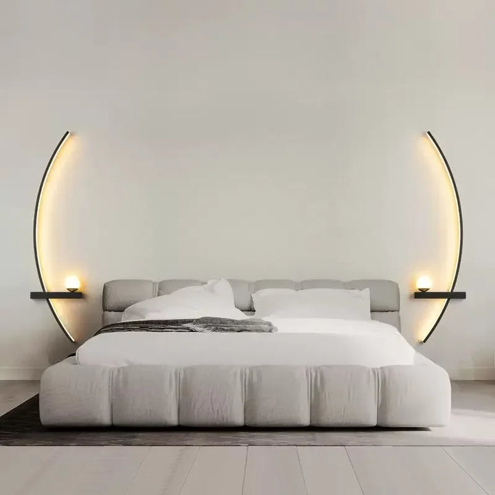 Aplique de pared LED moderno negro y oro. Iluminación bidireccional para ambiente cálido y decoración interior.