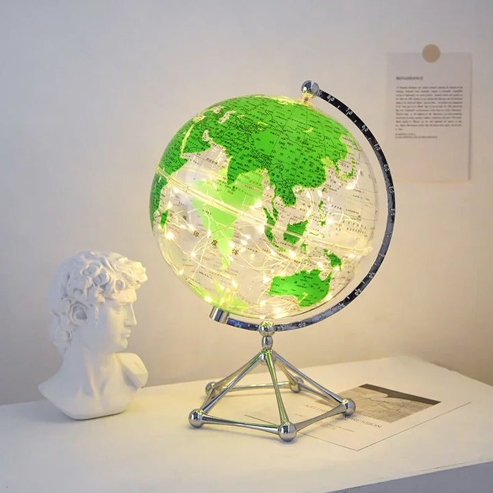 Vista detallada de globo terráqueo LED rotativo encendido, mostrando países y continentes iluminados.
