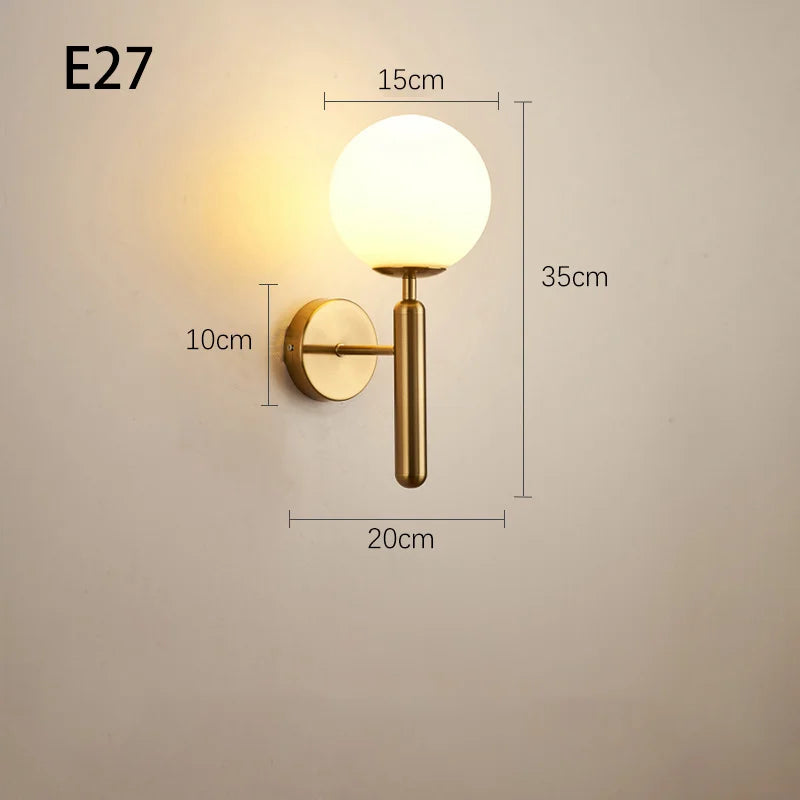 Aplique de pared LED moderno proyectando luz cálida sobre una pared, iluminación interior de bajo consumo y diseño elegante.