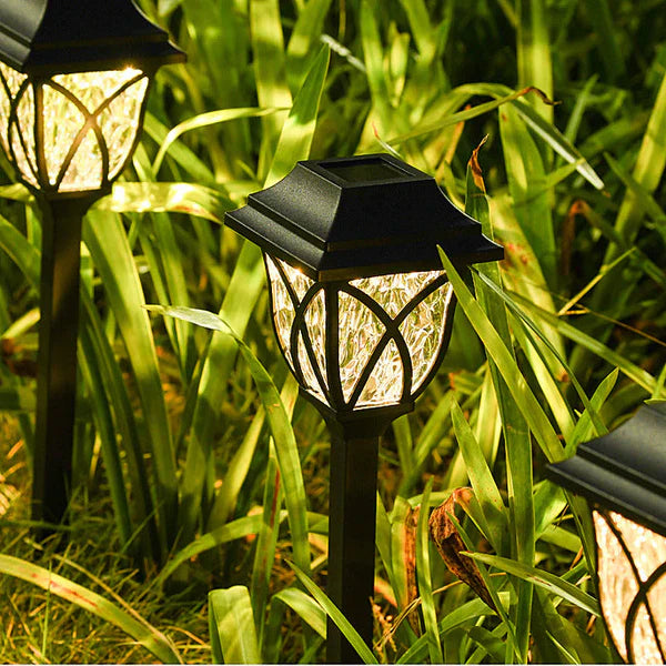 Lámpara solar LED con tecnología LED solar, ideal para tu terraza o patio.