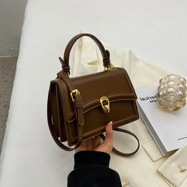 Bolso de hombro Vera para mujer, mostrando su asa ajustable y cierre seguro, ideal para uso diario.