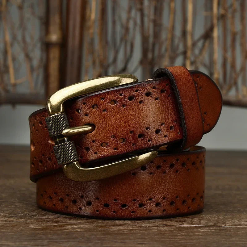Cinturón de piel vacuno perforado para hombre con hebilla de aleación. Accesorio de moda casual y formal.