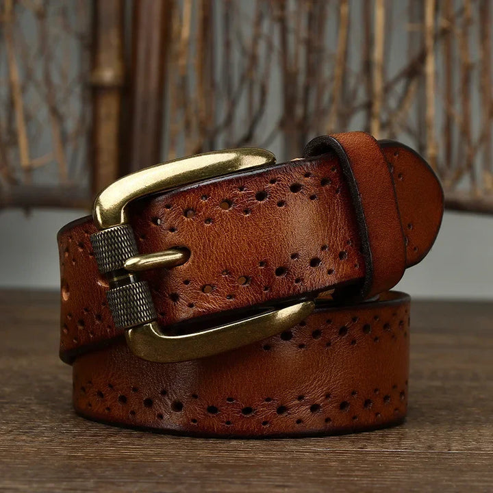 Cinturón de piel vacuno perforado para hombre con hebilla de aleación. Accesorio de moda casual y formal.