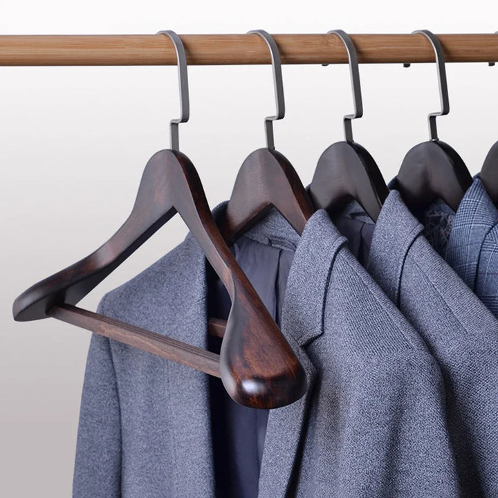 Perchas de madera premium de nogal con diseño contorneado, duraderas, para organizar ropa en armario.