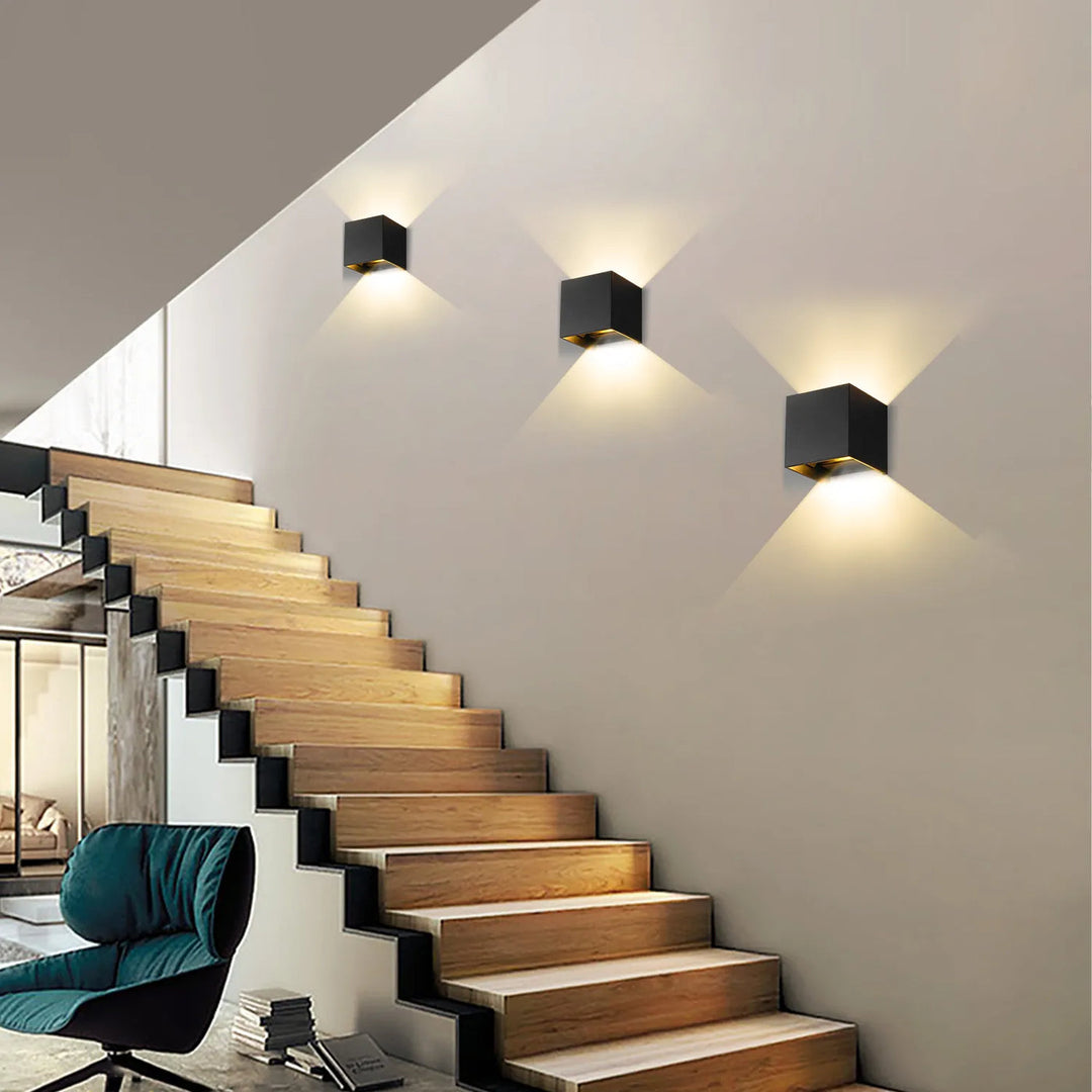 Lámpara de pared inalámbrica USB recargable con luz cálida LED ajustable para el hogar.
