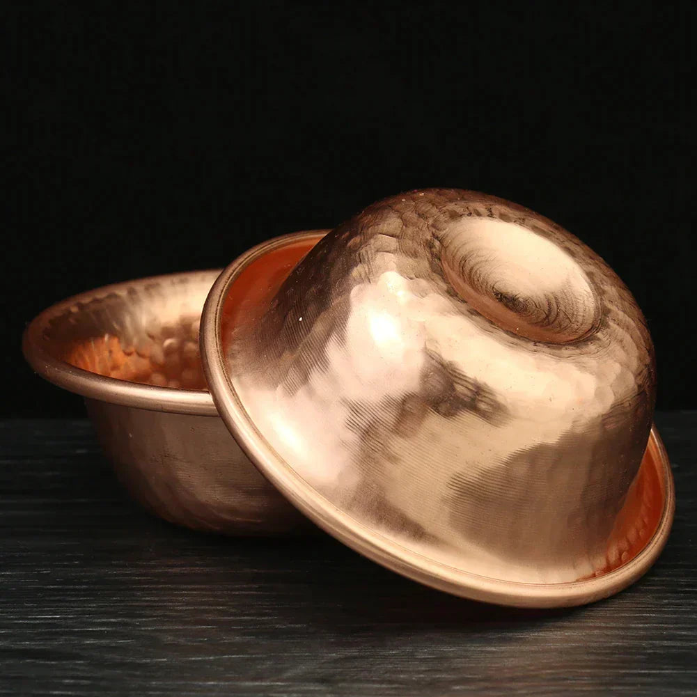 Elegante cuenco de cobre martillado para rituales. Decoración nepalí, ideal para meditación y ofrendas.