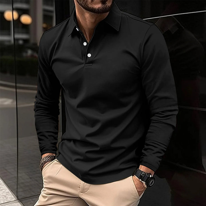 Hombre vistiendo polo clásico, ideal para ocasiones casuales o formales. Moda masculina esencial.