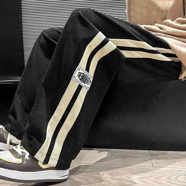 Pantalones de pana anchos para hombre, tejido suave y corte cómodo para un estilo casual y de moda.