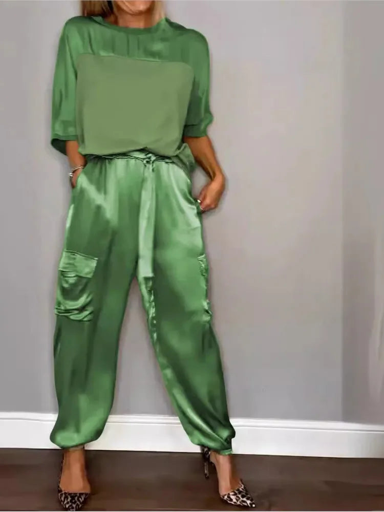 Conjunto satinado de top suelto y pantalón cargo para mujer, estilo urbano-elegante, verano chic.