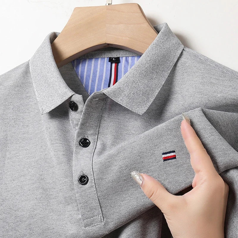Polo negra elegante para hombre, cuello tradicional, manga corta, ropa masculina básica de algodón. Versátil y cómoda.