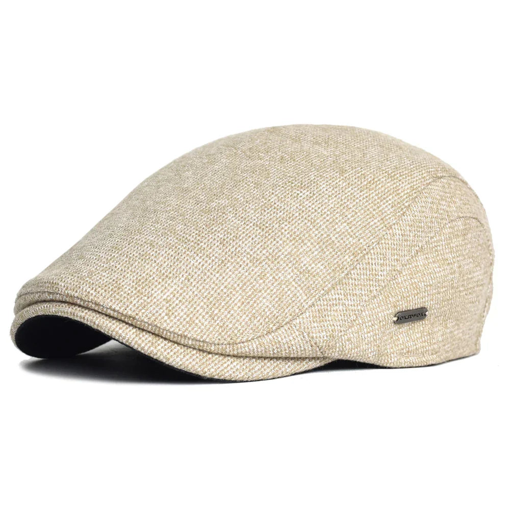 Gorra plana clásica unisex en beige, ideal para moda casual y uso diario. Estilo y confort.
