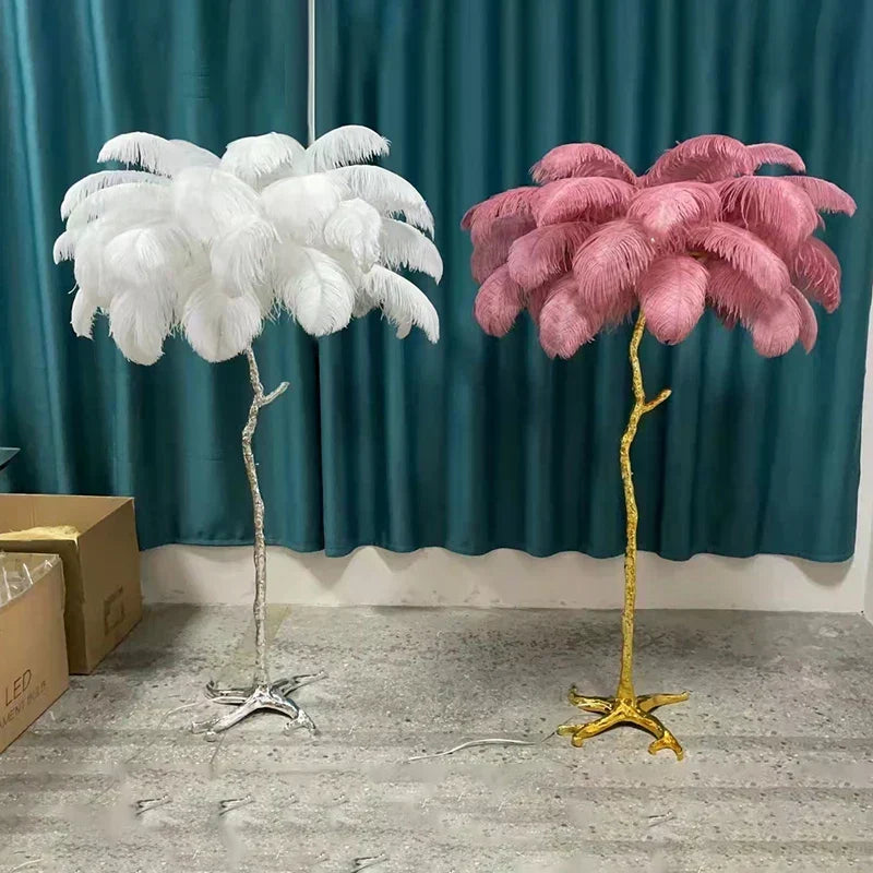 Diseño moderno: Lámpara de pie con suaves plumas de avestruz y base de cobre. Crea un ambiente acogedor.