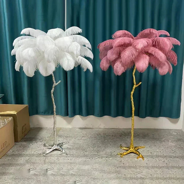 Diseño moderno: Lámpara de pie con suaves plumas de avestruz y base de cobre. Crea un ambiente acogedor.