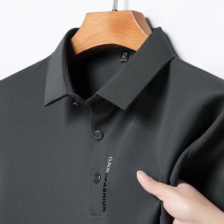 Polo hombre verde oliva de corte regular. Ofrece elegancia y comodidad moderna para ropa de hombre versátil.