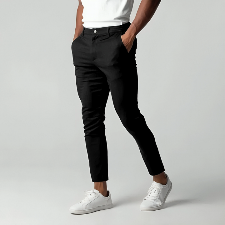 Chinos elásticos modernos para hombre. Confortables y versátiles para looks casuales y diarios.