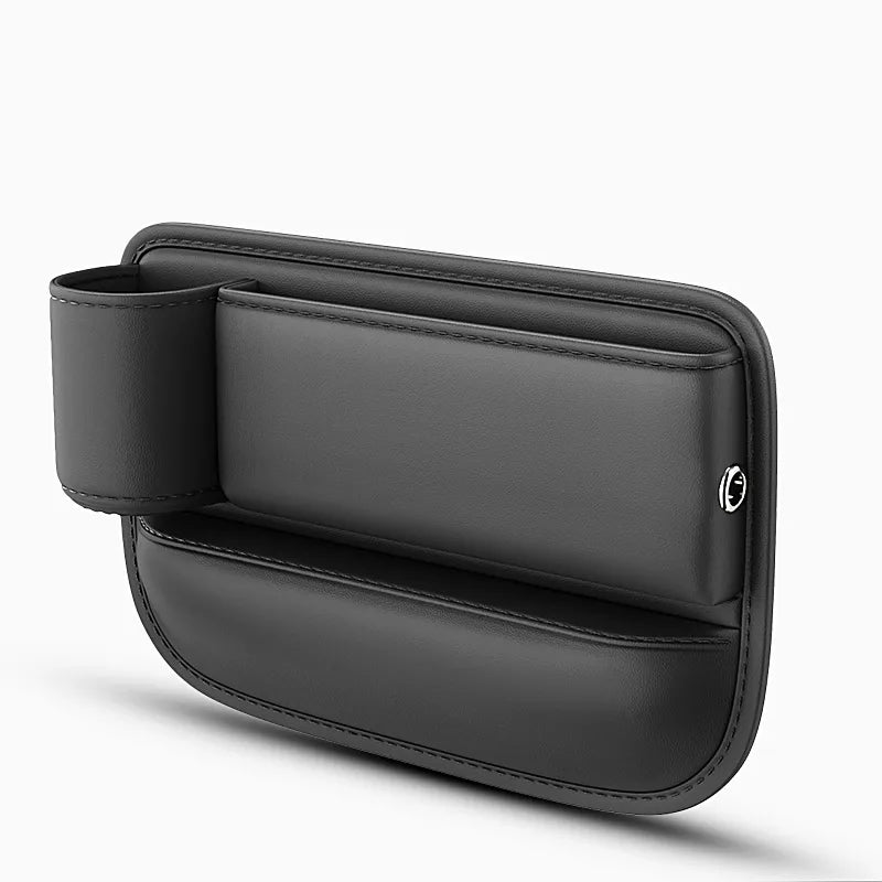 Organizador de asiento coche universal de cuero negro, con portavasos y bolsillos para almacenamiento.