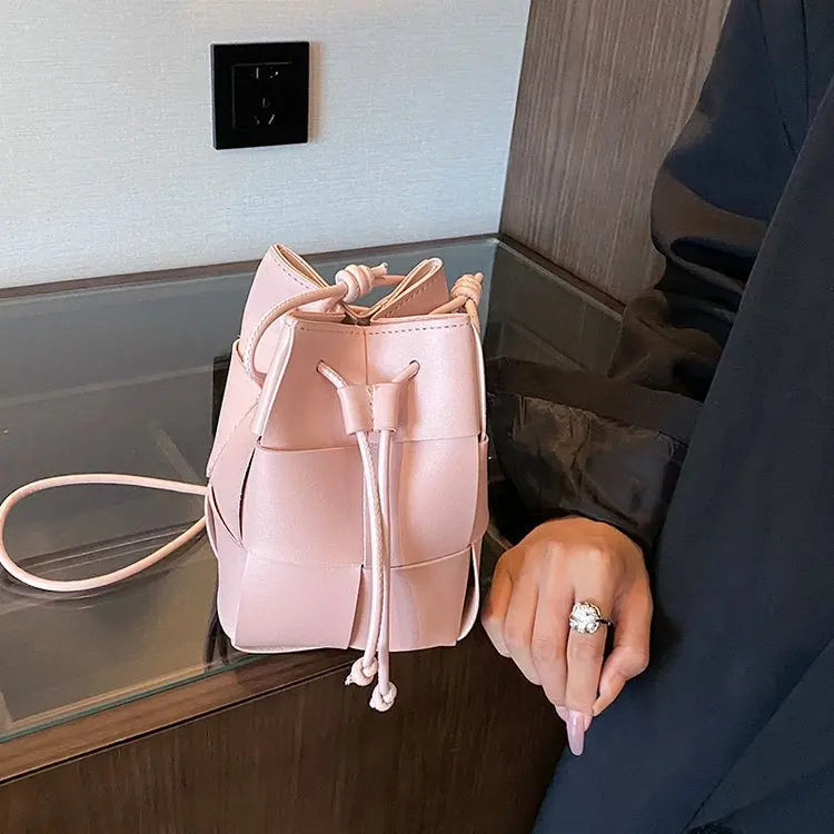 Accesorio ANIKADEL: bolso de hombro estructurado, elegancia atemporal para la mujer moderna.