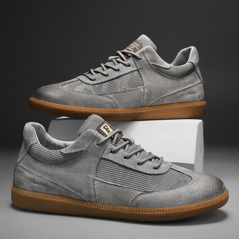 Detalle de zapatillas hombre en ante y malla transpirable. Calzado urbano deportivo con textura suave y ligera.