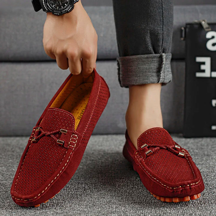 Hombre caminando con mocasines de cuero. Zapatos slip-on transpirables y cómodos, calzado elegante y antideslizante.