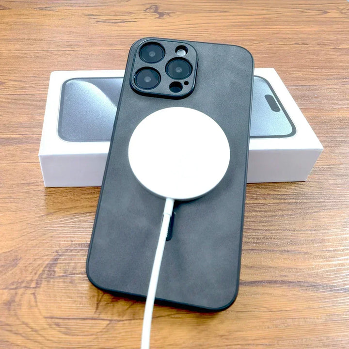 Funda para smartphone con diseño de ciervo. Accesorio minimalista de cuero sintético, elegante y resistente.