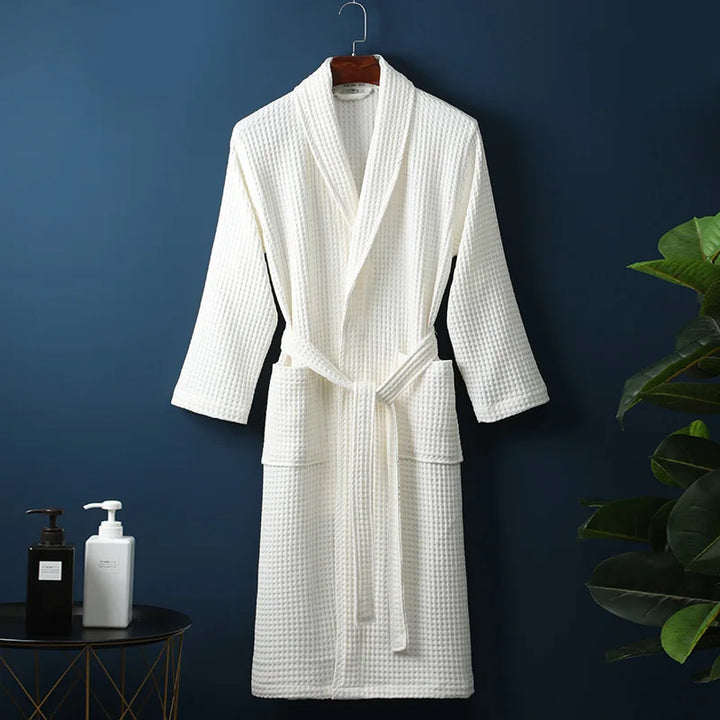 Albornoz suave para hombre y mujer, tejido confortable, perfecto para momentos de relax post ducha.