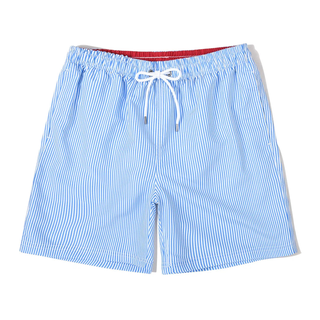 Bañador de hombre moderno con diseño a rayas azul y rojo. Ropa de baño para verano y vacaciones.
