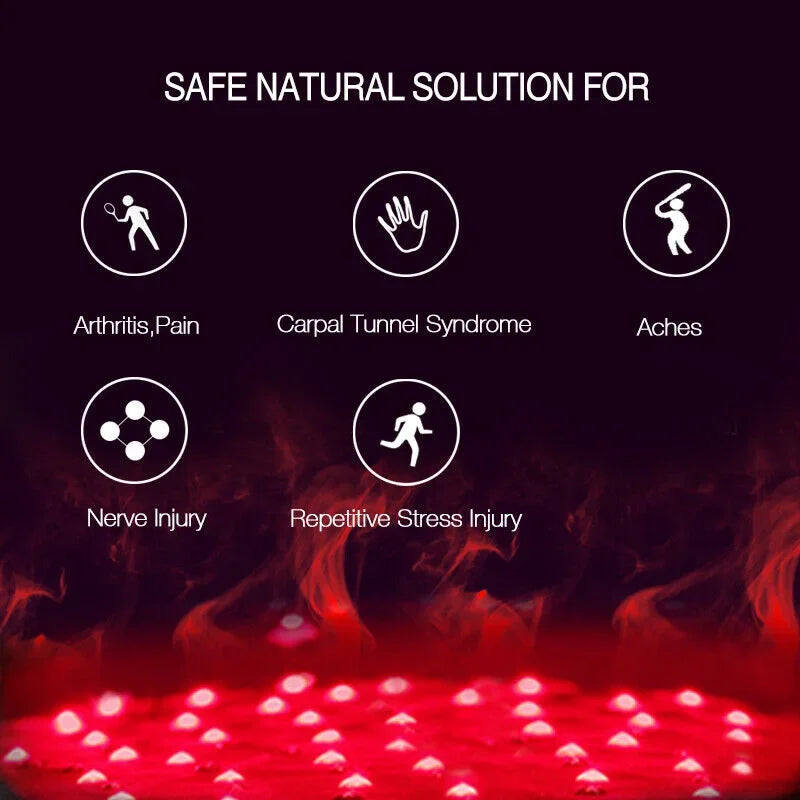 Mujer usando guante de terapia de luz roja en mano para alivio del dolor articular.