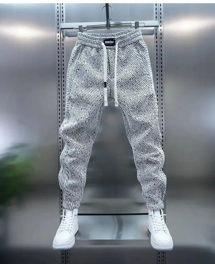 Primer plano de pantalón casual de hombre con cordón. Moda urbana y streetwear para un look cómodo.