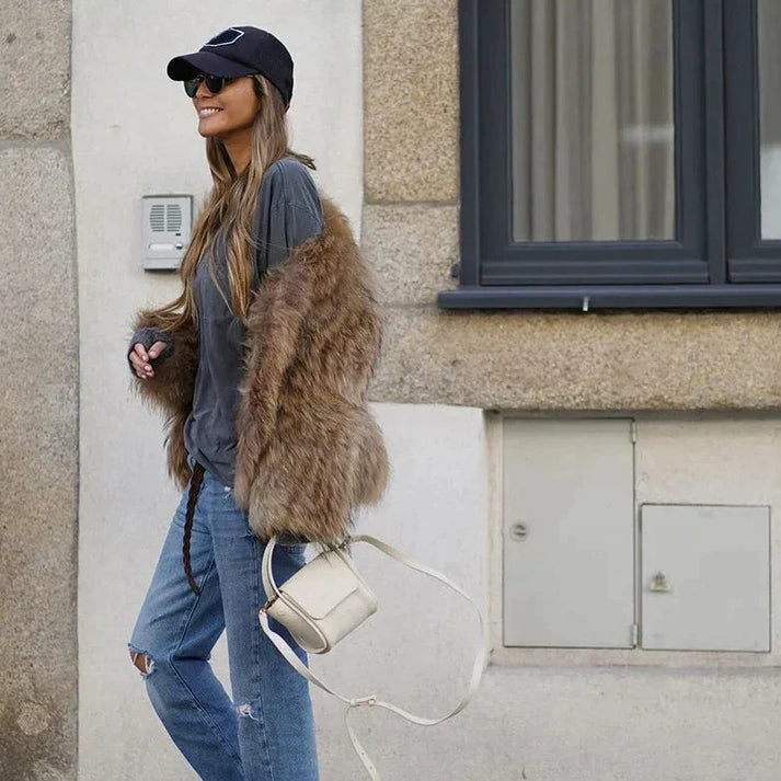 Abrigo de moda para mujer, felpa suave y elegante, perfecto para un look chic de invierno.
