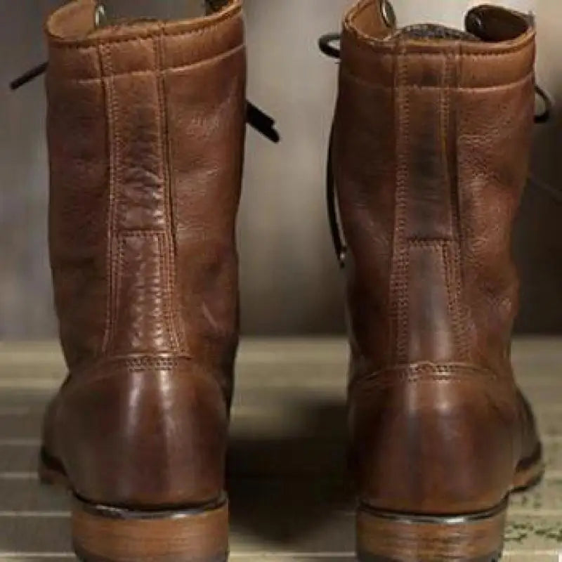 Calzado de mujer: botas marrones elegantes y versátiles, perfectas para moda diaria, aportan confort y estilo.