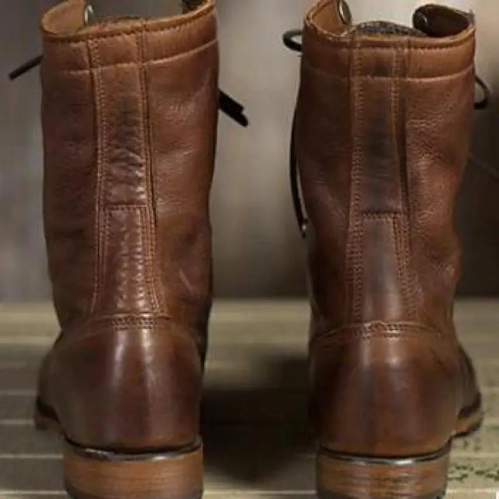 Calzado de mujer: botas marrones elegantes y versátiles, perfectas para moda diaria, aportan confort y estilo.