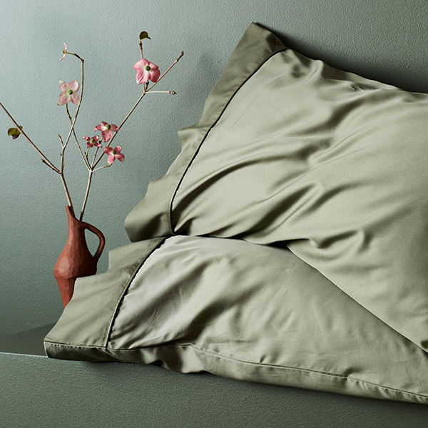 Funda de almohada de bambú refrescante, lyocell y satén, ideal para un dormitorio acogedor.