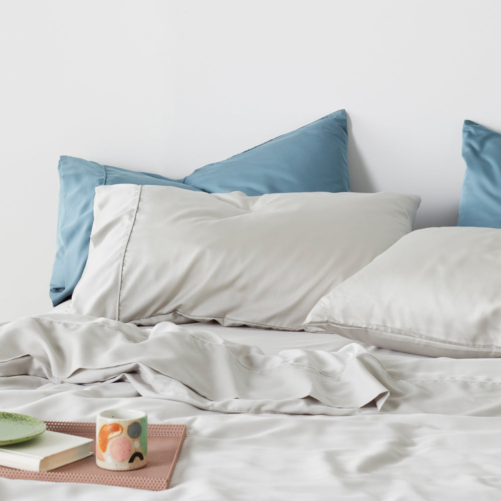Lujosas fundas de almohada de satén lyocell bambú, refrescantes y sostenibles.