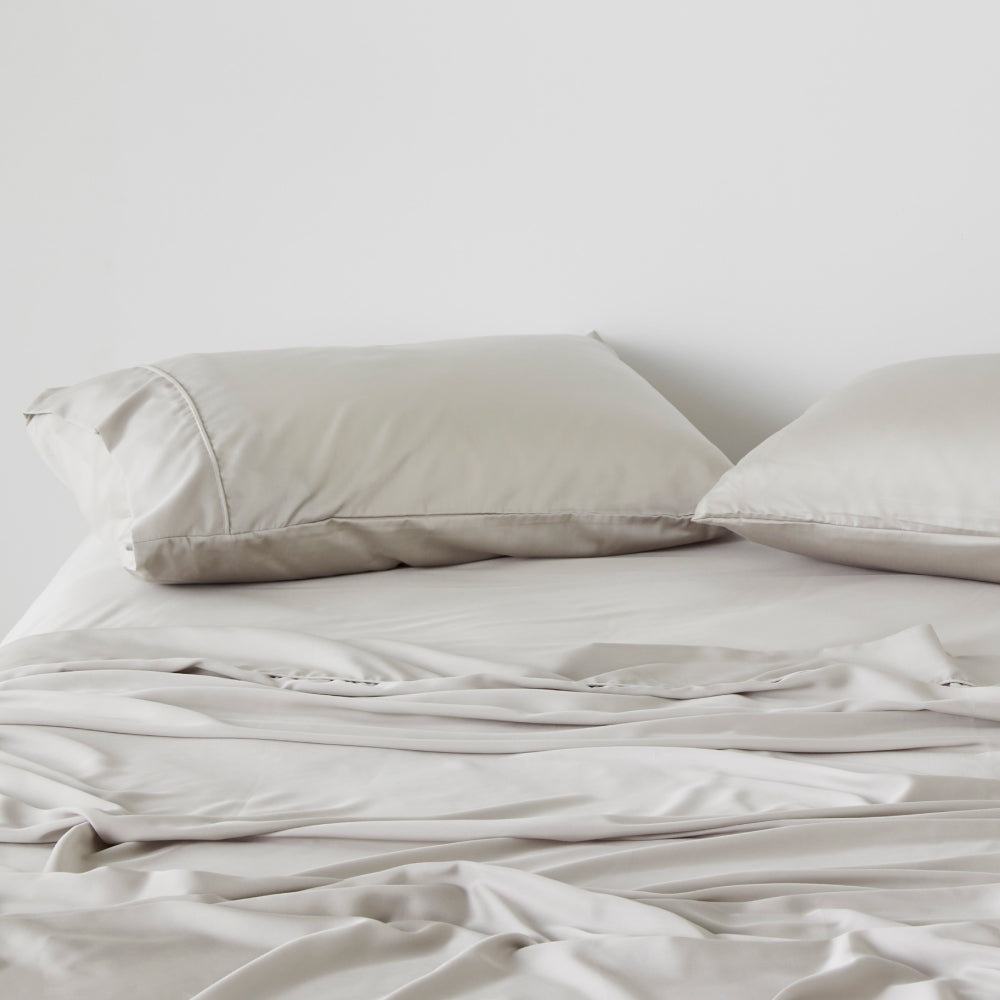 Fundas de almohada de satén suave, lyocell y bambú para un descanso fresco.