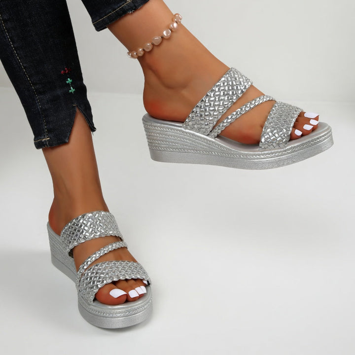 Sandalias de mujer con plataforma y tiras trenzadas. Perfectas para un estilo chic y cómodas para el verano.