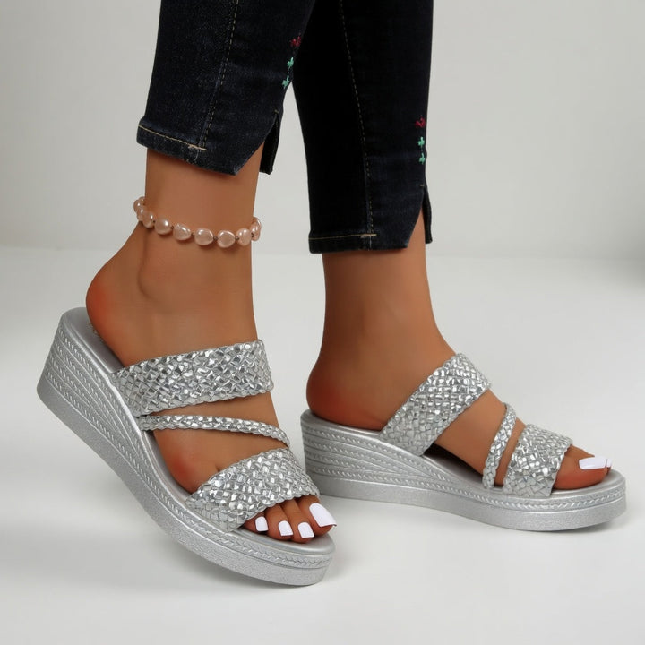 Calzado de mujer con plataforma y tiras trenzadas, ideal para moda de verano y vacaciones.