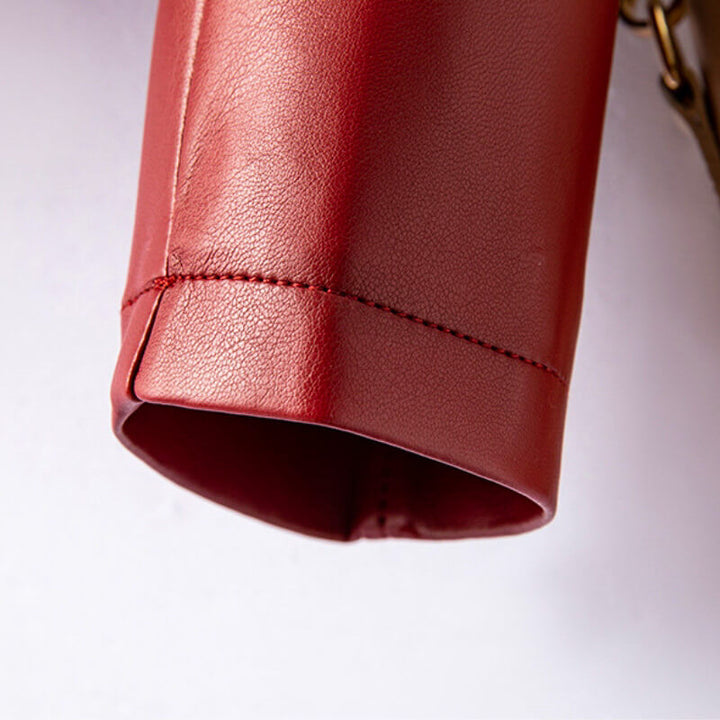 Elegante cazadora efecto piel para mujer. Estilo urbano y chic, un básico de moda femenina.