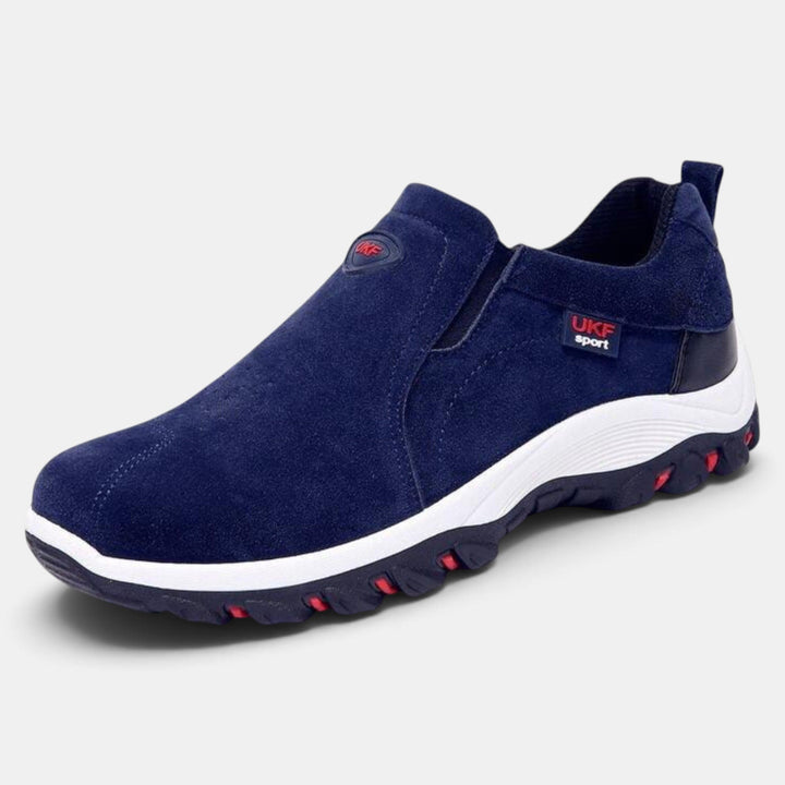 Suela antideslizante de zapatos slip on para hombre, garantizando seguridad y agarre en calzado diario cómodo.