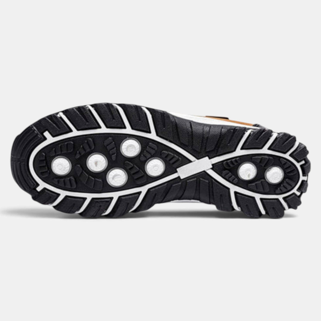 Calzado slip on hombre gris, diseño sin cordones, confort superior y suela antideslizante para caminar seguro.