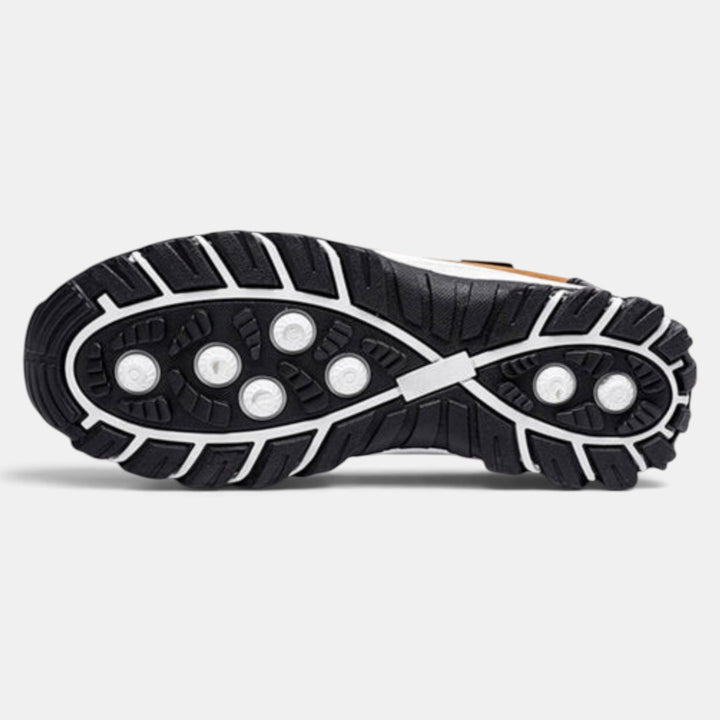 Calzado slip on hombre gris, diseño sin cordones, confort superior y suela antideslizante para caminar seguro.