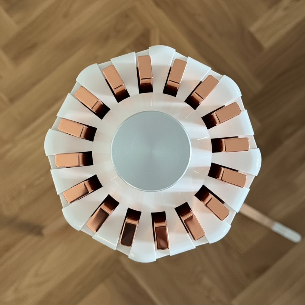 Tendedero de metal plegable para ropa interior, diseño moderno que ahorra espacio en lavandería y hogar.