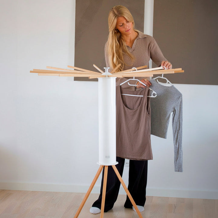 Tendedero metálico minimalista y plegable para interior, facilita el secado y organización en lavandería.